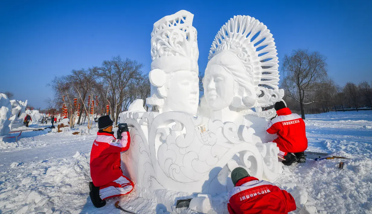 Kontestan mengerjakan pahatan salju dalam kompetisi pahatan salju Harbin ke-25 di taman Pameran Seni Pahatan Salju Internasional Pulau Matahari di Harbin, Provinsi Heilongjiang, China, 12 Januari 2020. Kontestan dari 10 negara dan kawasan berpartisipasi dalam kompetisi tersebut. (Xinhua/Wang Song)