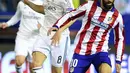 Gelandang Atletico Madrid, Arda Turan berusaha melewati pemain Real Madrid Toni Kroos di leg 8 besar Liga Champions di Vicente Calderon, Spanyol Rabu (15/4/2015). Atletico Madrid bermain imbang 0-0 dengan Real Madrid. (AFP PHOTO/GERARD JULIEN) 