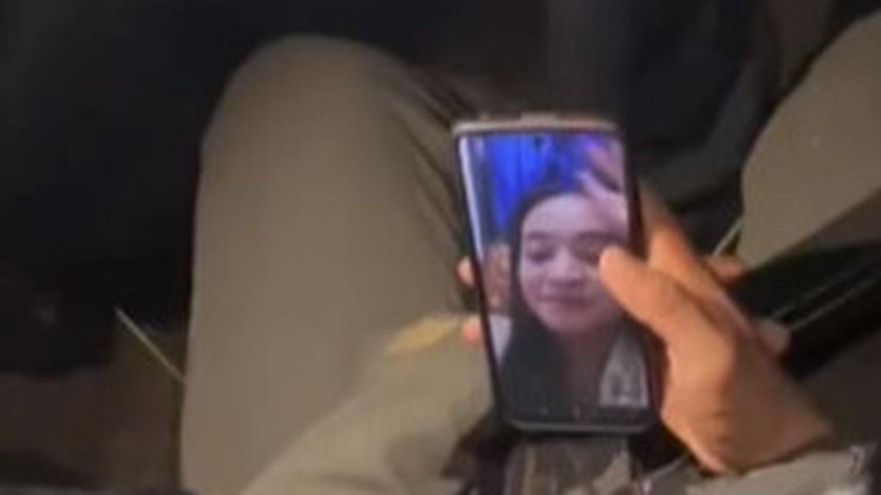 Momen Kocak Anggota Brimob Tembak Cewek Lewat Video Call, Dikelilingi Banyak Teman Sampai Diajari