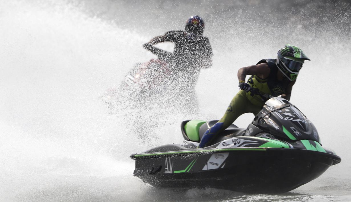 Atlet jetski Indonesia, Pastorello Bruno, memacu kecepatan pada nomor Pro F1 Open Jetracer Wolrd Championship di Jetski Academi Ancol, Jakarta, Jumat (29/3).  Jetracer Wolrd Championship akan berlangsung hingga Minggu (31/3). (Bola.com/Vitalis Yogi Trisna