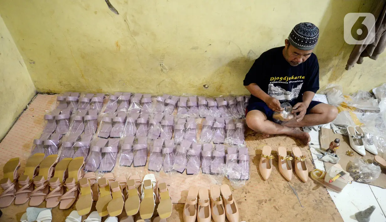 Pekerja sedang menyelesaikan produksi home industri sepatu wanita pesanan pembeli di Pamulang, Tangerang Selatan, Banten,  Rabu (14/10/2020). Sepatu wanita berbagai jenis tersebut dijual dengan harga Rp 140 ribu hingga Rp 190 ribu. (merdeka.com/Dwi Narwoko)