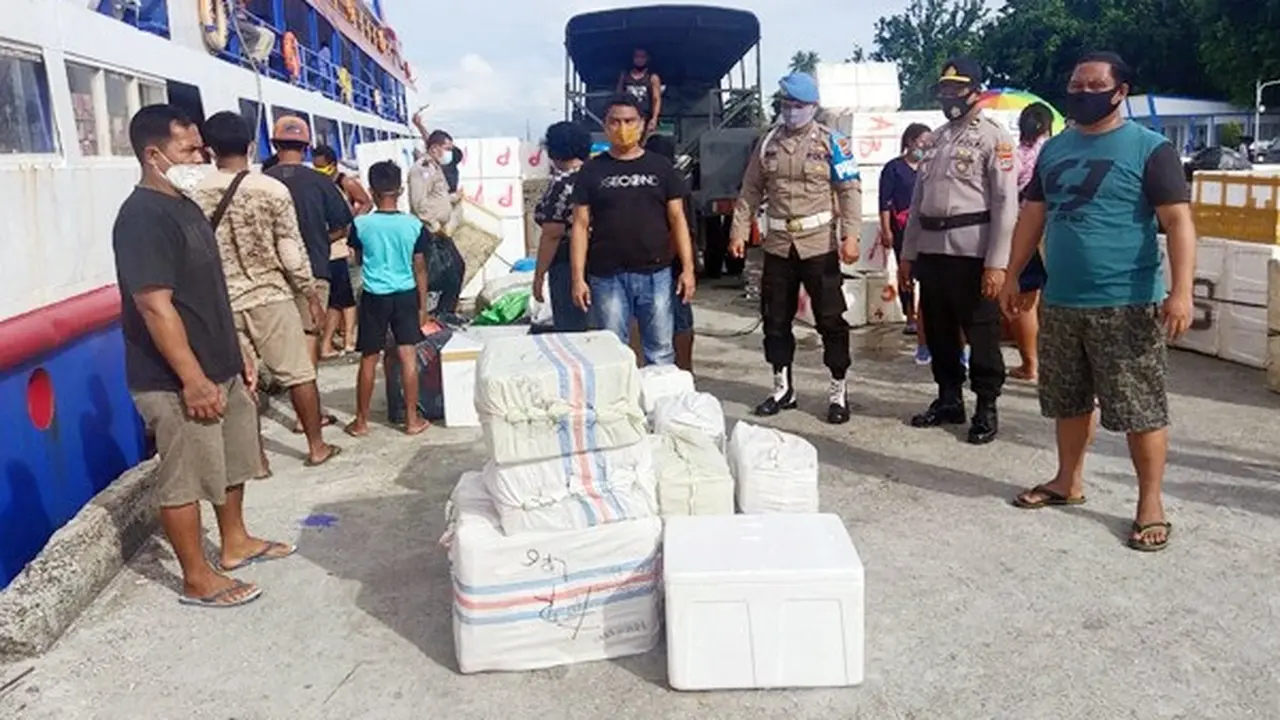 Miras itu disimpan di sebuah toilet dek 3 kapal KM Barcelona II rute Manado – Talaud saat tiba di Pelabuhan Lirung, Kamis (15/10/2020) pukul 07.00 Wita.