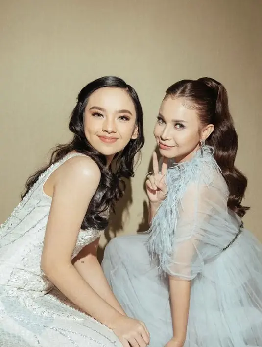 Sedangkan makeup-nya nampak flawless dengan nuansa warna peach oleh MUA Vivi Thalib. Dia juga mengenakan aksesori berupa anting panjang. (Instagram/agrasuseno)