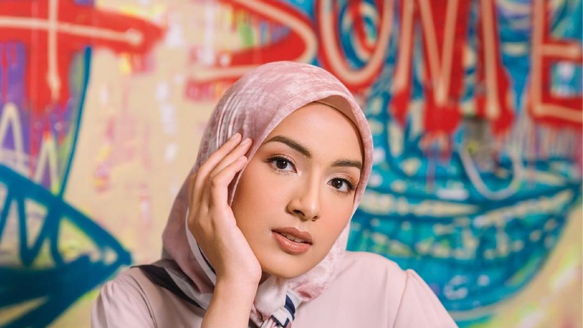 Mix and Match Gamis Polos Warna Pastel dan Hijab Motif, 7 Ide Look Anggun dan Kekinian