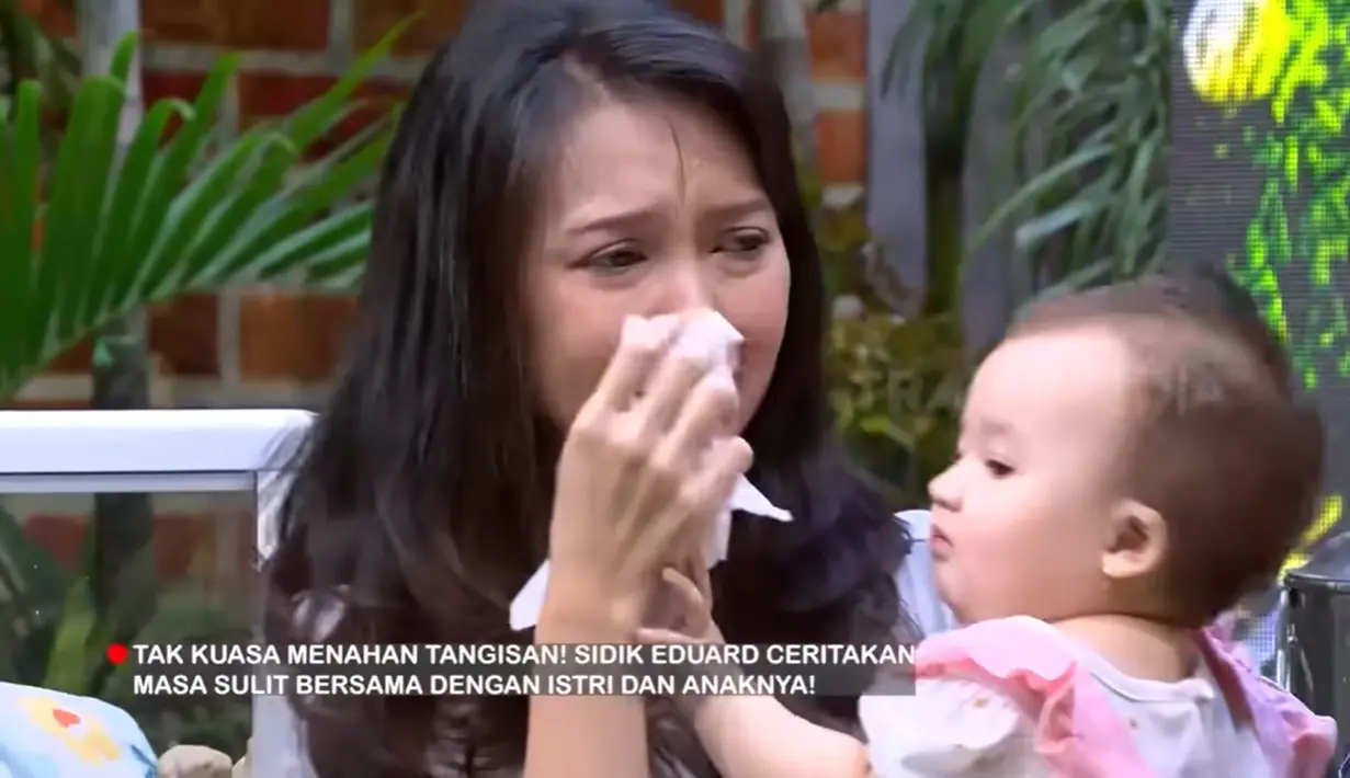 Sebelum jualan cilok di pinggir jalan dan laris, Sidik pernah jualan basreng online. Sidik beberapa kali mengusap air matanya menganang masa susah dalam rumah tangganya. Begitu juga sang istri yang mendampingi juga tak kuasa menahan air mata. [Youtube/TRANS7 OFFICIAL]