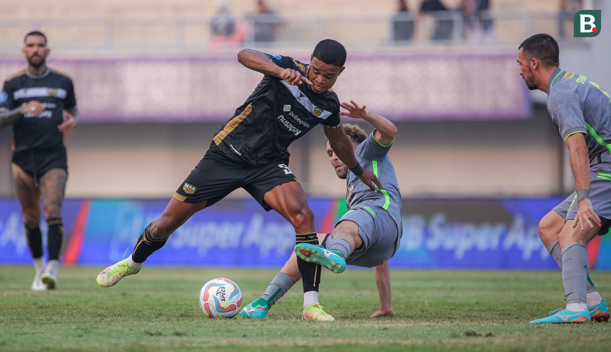 Pemain Dewa United, Alex Martins (tengah kiri) berebut dengan pemain Persebaya Surabaya, Ze Valente (tengah kanan) pada laga lanjutan BRI Liga 1 2023/2024 antara Dewa United melawan Persebaya Surabaya di Indomilk Arena, Tangerang, Sabtu (30/09/2023). (Bola.com/Bagaskara Lazuardi)