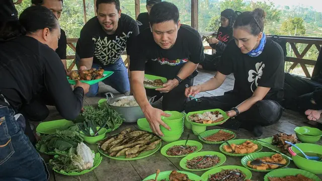 Donna Agnesia Ikut Darius Sinathrya Offroad