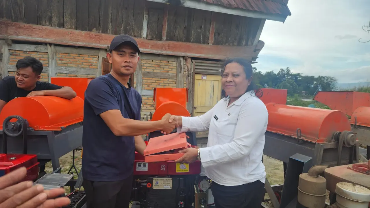 Keluarga besar Sabam Sirait, dan Maruarar Sirait menyerahkan 4 mesin pencacah eceng gondok sebagai bentuk perhatian kebersihan di Kawasan Danau Toba, Sumatra Utara.