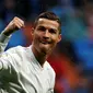 Bintang Real Madrid, Cristiano Ronaldo, merayakan gol yang dicetaknya ke gawang Sporting Gijon pada laga La Liga di Stadion San tiago Bernabeu, Sabtu (26/11/2016). Madrid menang 2-1 atas Gijon. (Reuters/Susana Vera)