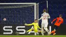 Pemain Istanbul Basaksehir Edin Visca (kanan) mencetak gol ke gawang Manchester United  pada pertandingan Grup H Liga Champions di Stadion Fatih Terim, Istanbul, Turki, Rabu (4/11/2020). Istanbul Basaksehir menang 2-1. (AP Photo)