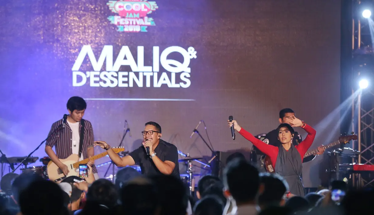 Grup musik asal Jakarta itu tampil bersemangat disaksikan para remaja yang memadati arena. (Nurwahyunan/Bintang.com)