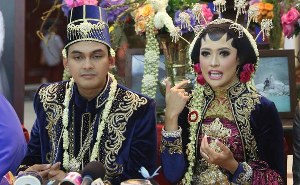 4 Artis Ini Pernah Tampil Pakai Paes Jawa Hijab, Alyssa SoebandonosaatMenikah