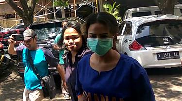 Tersangka kasus prostitusi online di Surabaya, artis VA untuk pertamakalinya mengenakan baju tahanan Polda Jatim berwarna biru, Kamis (7/2/2019).