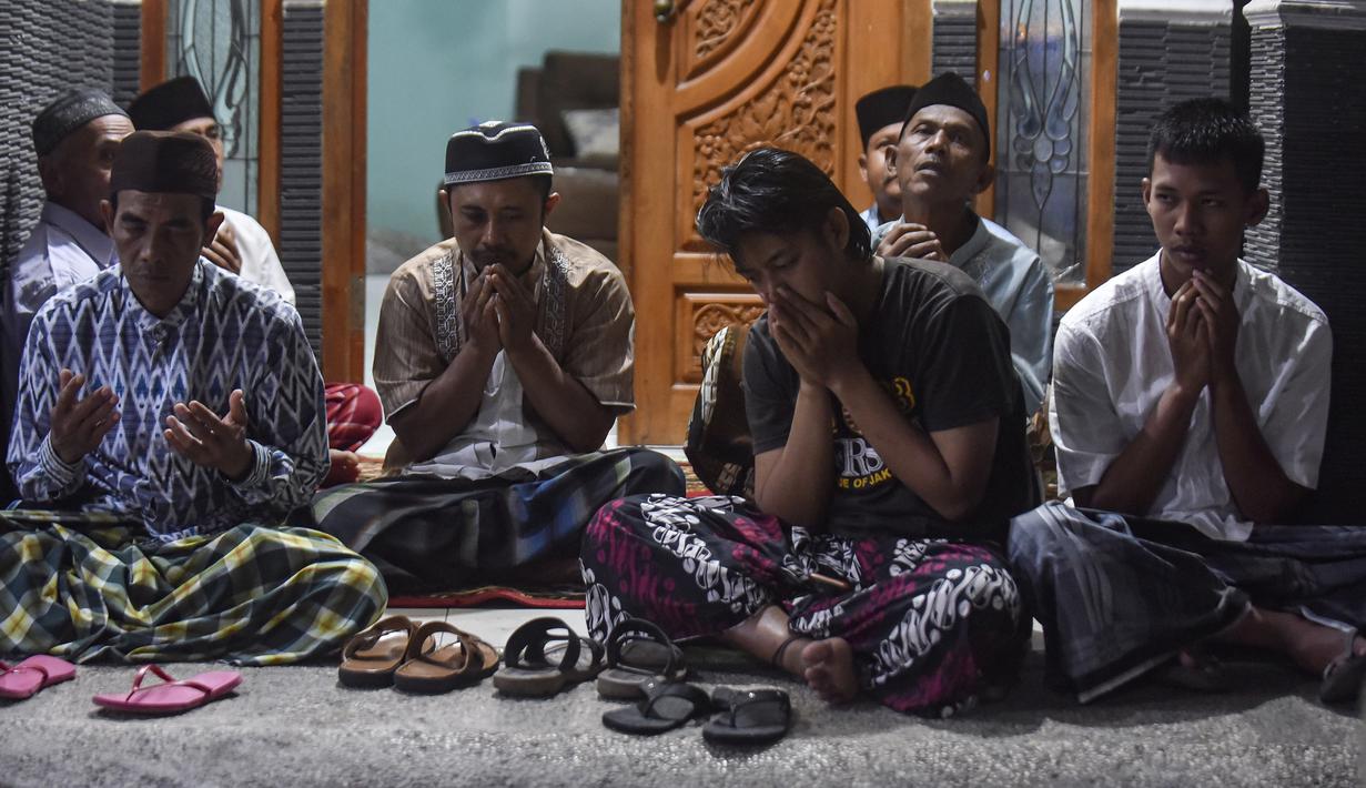 Perhatian dan empati dari para pemain dan ofisial tim Arema FC diharapkan dapat menjadi kekuatan bagi keluarga para korban untuk tabah, ikhlas dan kuat menerima musibah yang tengah dihadapi. (AP/Dicky Bisinglasi)