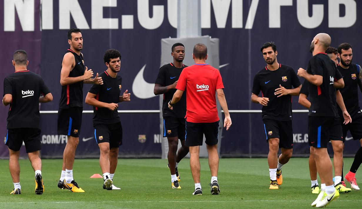 Suasana latihan Barcelona jelang melawan Real Madrid pada leg kedua Piala Super Spanyol di di Sports Center FC Barcelona Joan Gamper, Sant Joan Despi (15/8/2017). Barcelona kalah 1-3 pada leg pertama. (AFP/Lluis Gene)