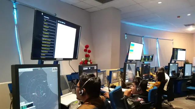 Petugas ATC AirNav Indonesia memantau penerbangan melalui radar