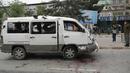Kondisi kendaraan yang terkena serangan bom di dekat gedung Kedubes AS di Kabul, Afghanistan, Rabu (3/5). Bom tersebut menyerang konvoi koalisi NATO yang melintas tak jauh dari gedung Kedubes AS. (AP Photos / Massoud Hossaini)