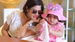 Dian Sastrowardoyo bersama sang putri, Ishana siap menyantap makanan. Ishana pun diberikan bangku khusus bayi. (Foto: Instagram/@therealdisastr)