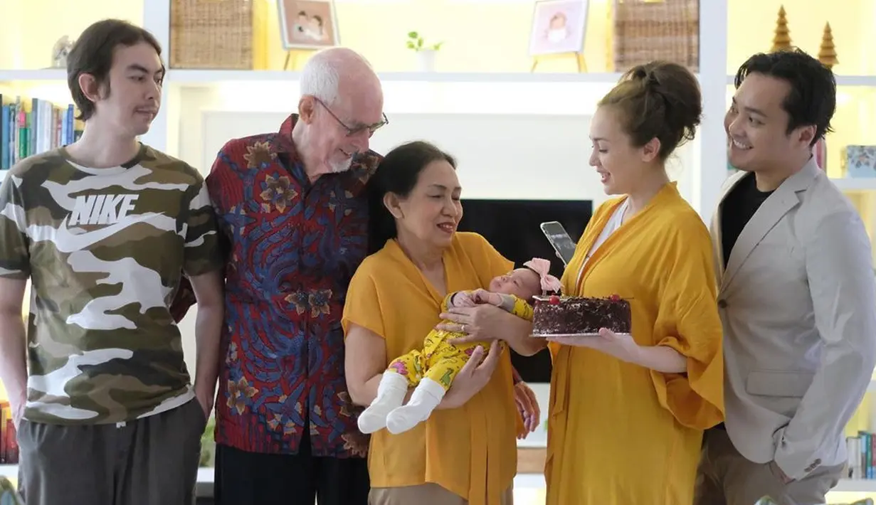 Melihat istrinya berjuang kesakitan, sang suami, Cassanova Alfonso tentu merasa iba. Pasalnya, menurutnya, Rianti adalah sosok yang bisa menahan sakit. Namun saat itu terlihat Rianti sangat kesakitan. (Instagram/riantic)