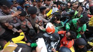 Aksi Dorong Mendorong Warnai Upaya Mahasiswa Menuju Gedung DPR