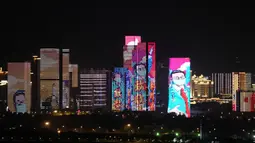 Pertunjukan cahaya di Wuhan, Provinsi Hubei, China tengah (14/4/2020). Pertunjukan cahaya bertema "perjuangan melawan COVID-19" digelar setiap malam di Wuhan baru-baru ini. (Xinhua/Wang Yuguo)