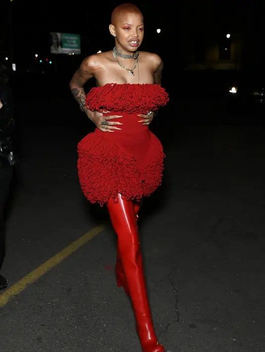 Kelly Green telah dipakai sepanjang tahun 80-an dengan model jaket dan celana baggy. (Foto: Dok. Bottega Veneta)