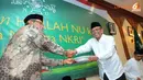Ketua PNBU Said Agil Siraj memberikan potongan tumpeng kepada KH Hayim Muzadi (Liputan6.com/Faisal R Syam).