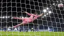 Kiper FC Porto, Agustin Marchesin, gagal menghalau bola tendangan gelandang Manchester City, Ilkay Gundogan, pada laga Liga Champions di Stadion  Etihad, Kamis (22/10/2020). City menang dengan skor 3-1. (Paul Ellis/PA via AP)