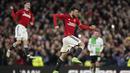 Pemain Manchester United, Harry Maguire, merayakan kemenangan atas Liverpool pada babak perempat final Piala FA 2023/2024 di Old Trafford, Minggu (17/03/2024). (AP Photo/Dave Thompson)