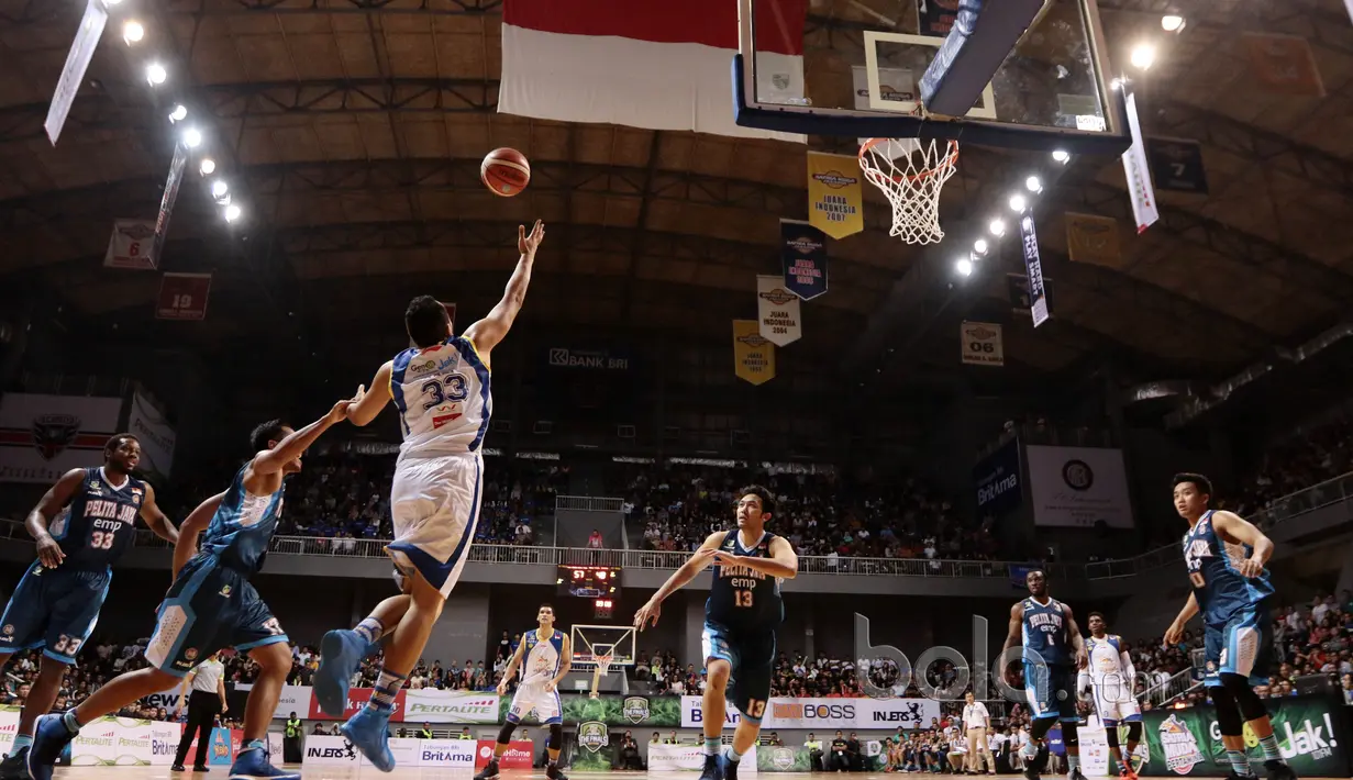 Pemain Satria Muda, Arki Wisnu mencoba melakukan lay up saat timnya melawan Pelita Jaya pada gim kedua final IBL 2017 di di Britama Arena, Kelapa Gading, Sabtu (6/52017). Satria Muda menang 83-63. (Bola.com/Nicklas Hanoatubun)