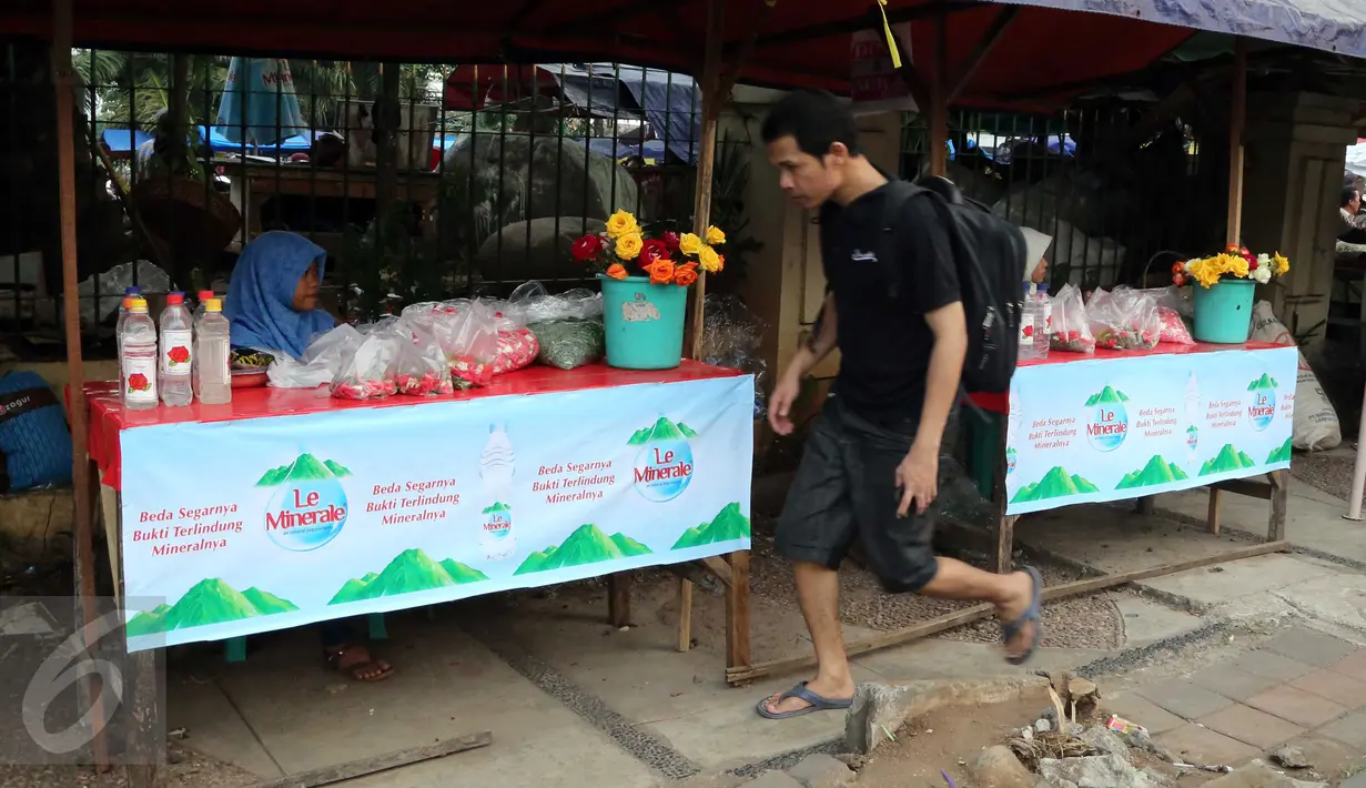 Pedagang menjajakan bunga untuk ziarah di Tempat Pemakaman Umum (TPU) Karet Bivak, Jakarta, Minggu (14/6/2015). Sejumlah warga memanfaatkan momen jelang Ramadan untuk berziarah ke makam keluarga mereka.(Liputan6.com/Helmi Afandi)