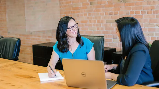 Ilustrasi meeting di kantor (Photo by Amy Hirschi on Unsplash)