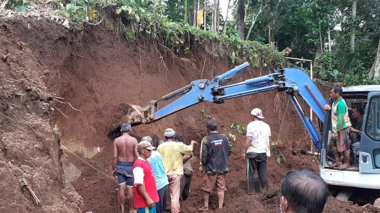 3 Pekerja Tertimbun Longsor di Payangan Bali