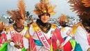 Para penari bersiap memeriahkan acara perayaan Hari Olahraga Nasional ke-34 di Stadion Dr. H. M. Soebroto, Magelang, Sabtu (9/9/2017). Haornas tahun ini mengangkat tema "Olah Raga yang Menyatukan Kita". (Bola.com/Dorojatun)  