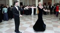 Putri Diana ketika berdansa dengan John Travolta (Ronald Reagan Library)