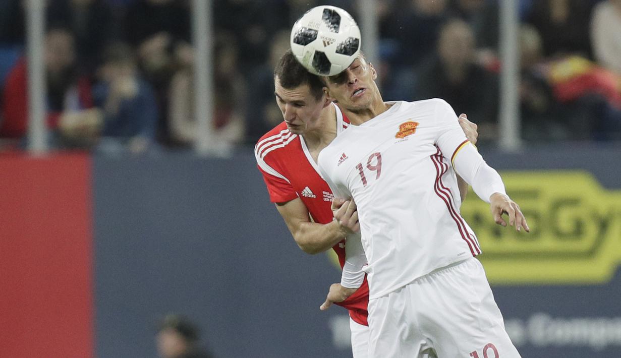 Aksi pemain Spanyol, Rodrigo (kanan) berduel dengan pemain Rusia, Viktor Vasin pada laga persahabatan di St.Petersburg, Russia, (14/11/2017). Spanyol bermain imbang 3-3 lawan Rusia. (AP/Dmitri Lovetsky)