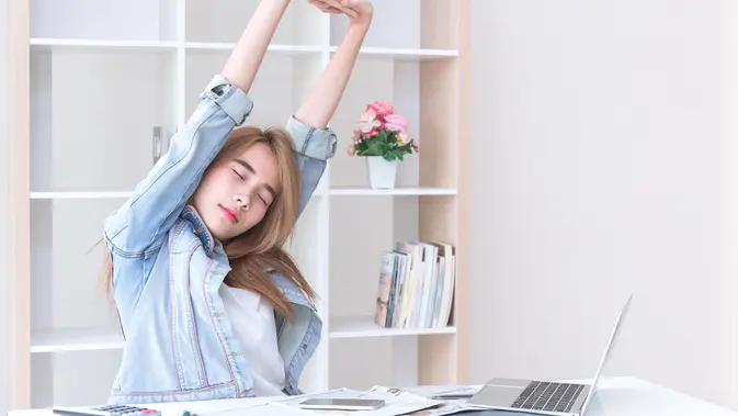 4 Tips Mengatasi Otot Kaku karena Kelamaan Duduk - Lifestyle Fimela.com