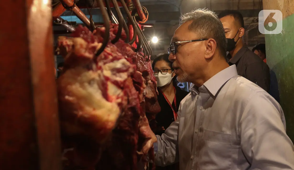 Menteri Perdagangan Zulkifli Hasan meninjau harga daging di Pasar Cibubur, Jakarta, Kamis (16/6/2022). Kunjungan tersebut dilakukan untuk melihat dan memantau langsung harga bahan pokok guna memastikan harga stabil menjelang Hari Raya Idul Adha 1443 Hijriah. (Liputan6.com/Herman Zakharia)