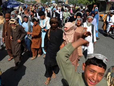 Penduduk setempat mengambil bagian dalam pawai protes terhadap pengumuman yang dilaporkan oleh Taliban di Kandahar (14/9/2021). Para penduduk memprotes Taliban yang ingin menggusur rumah mereka yang dibangun di atas tanah milik negara. (AFP/Javed Tanveer)