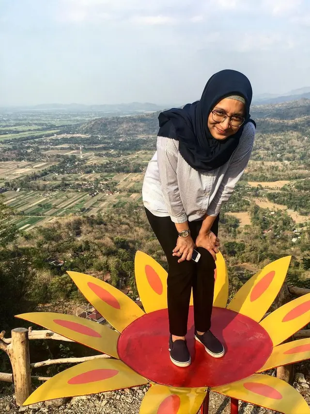 6 Potret Keseharian Istri Duta Sheila On 7, Penampilannya Sederhana Pakai Daster