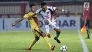 Pemain Mitra Kukar, Roni Rosadi (kanan) melompat menghindari tekel Vendry Mofu (Bhayangkara FC) pada lanjutan Go-Jek Liga 1 Indonesia 2018 bersama Bukalapak di Stadion PTIK Jakarta, Kamis (17/5). (Liputan6.com/Helmi Fithriansyah)