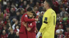 Penyerang Liverpool Mohamed Salah berselebrasi dengan Virgil van Dijk setelah mencetak gol kedua untuk timnya ke gawang Rangers dalam partai matchday 3 fase grup Liga Champions 2022/2023 yang digelar di Anfield, Rabu (5/10/2022) dini hari WIB. Liverpool sukses mengandaskan Rangers dengan skor 2-0. (AP Photo/Rui Vieira)