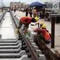 Tampilan rel kereta di Depo LRT, Kelapa Gading, Jakarta Utara, Kamis (25/1). Pengiriman kereta akan dilakukan bertahap agar LRT beroperasi tepat waktu saat Asian Games 2018. (Liputan6.com/Arya Manggala)