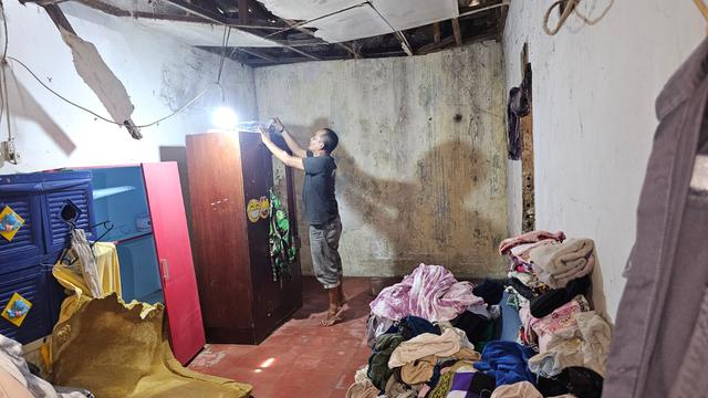 warga depok tinggal di rumah rawan ambruk