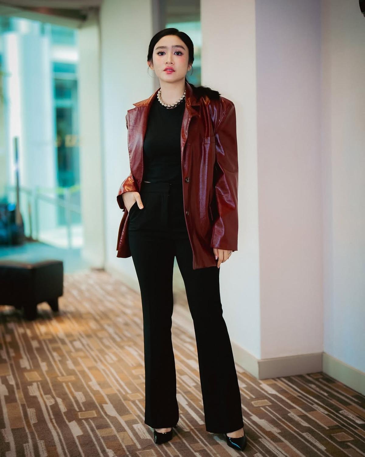 Bisa Jadi Inspirasi! Ini Outfit Febby Rastanty Pakai Leather Jaket yang Bisa Dikenakan Untuk Ngoser hingga Liburan