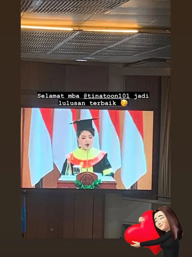 Tina Toon Wisuda S1 Hukum