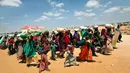 Warga Somalia mengungsi akibat kekeringan yang melanda kawasannya di daerah Tabelaha di pinggiran Mogadishu, Somalia (30/3). Dalam 25 tahun terakhir negara tersebut telah menghadapi bencana kelaparan ketiga. (AP Photo/Farah Abdi Warsameh)