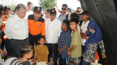 Wakil Presiden Jusuf Kalla, Kepala BNPB Willem Rampangilei (tengah) dan Sekretaris Jenderal PBB Antonio Guterres (kiri) menemui korban gempa dan tsunami Palu di Sulawesi Tengah, Jumat (12/10). (Liputan6.com/HO/Tim Media Wapres)