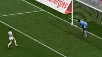 Penyerang Maroko bernomor punggung 10, Brahim Diaz, menendang bola dan gagal mengeksekusi penalti ke gawang kiper Senegal bernomor punggung 16, Edouard Mendy, selama pertandingan final Piala Afrika (CAN) 2025 antara Senegal dan Maroko di Stadion Pangeran Moulay Abdellah di Rabat, Senin (19-1-2026) dini hari WIB. (Paul ELLIS/AFP)