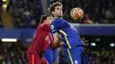 Bek Chelsea Marcos Alonso menghalangi bola dari bek Liverpool Trent Alexander-Arnold pada pekan ke-21 Liga Inggris di Stamford Bridge, London, Minggu (2/1/2022) malam WIB. Duel Chelsea vs Liverpool berakhir imbang dengan skor akhir 2-2. (AP Photo/Matt Dunham)